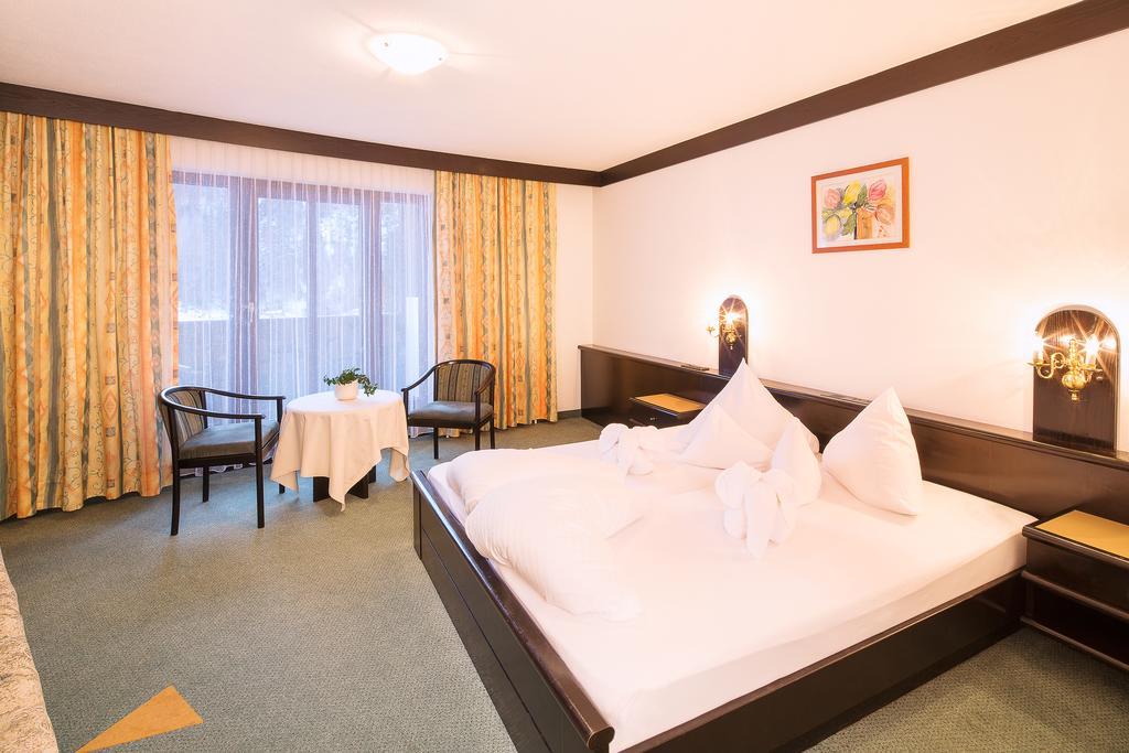 Hotel Neue Burg Nauders Rum bild